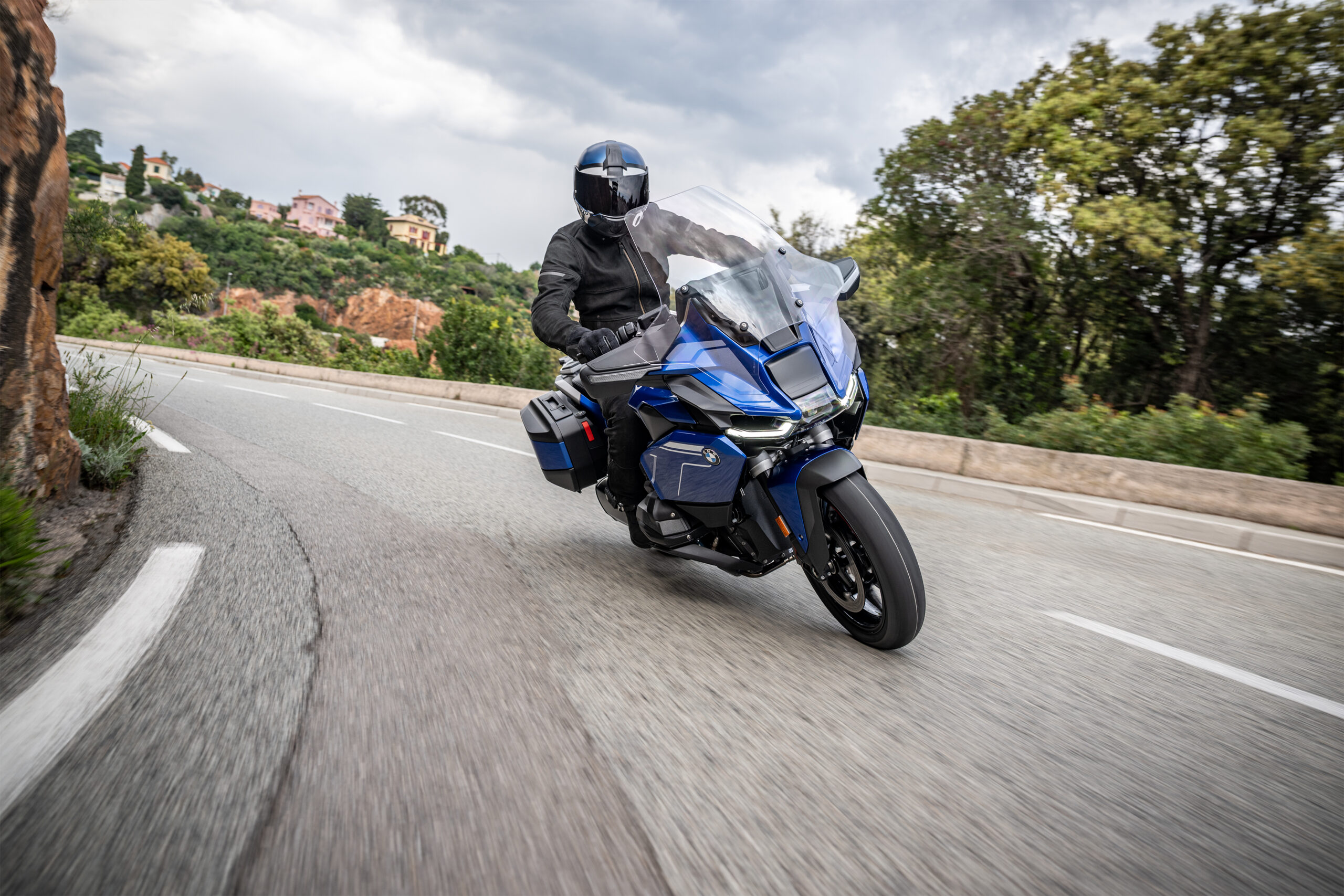 P90612949_highRes_bmw-motorrad-present